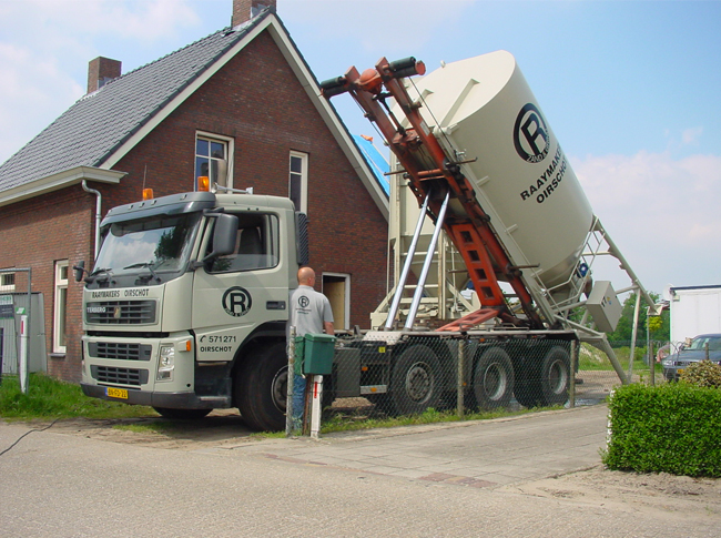 Cementdekvloer: plaatsing silo t.b.v. realisatie zandcement dekvloer