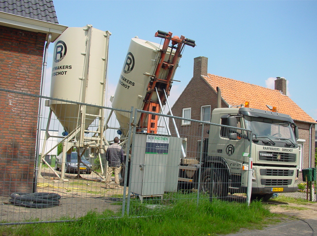 Cementdekvloer: plaatsing silo t.b.v. realisatie zandcement dekvloer