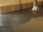 De start van de realisatie van een gepleisterde cementdekvloer met toplaag kleuring antraciet/zwart. De cementdekvloer wordt eerst gespaand, daarna gevlinderde en nat-op-nat met een toplaag kleuring gepleisterd. Een verbluffend betonlook resultaat met robuuste uitstraling doordat de vloer leeft met krimpscheurwerking en oneffenheden. Project te Raamsdonkveer (bij Breda). 